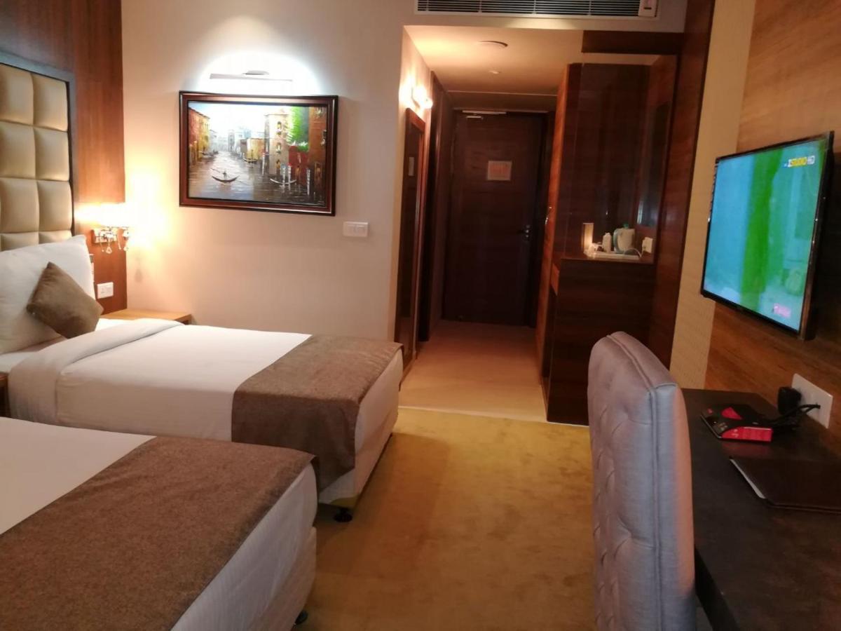 Hide Away Suites โนอิดา ภายนอก รูปภาพ