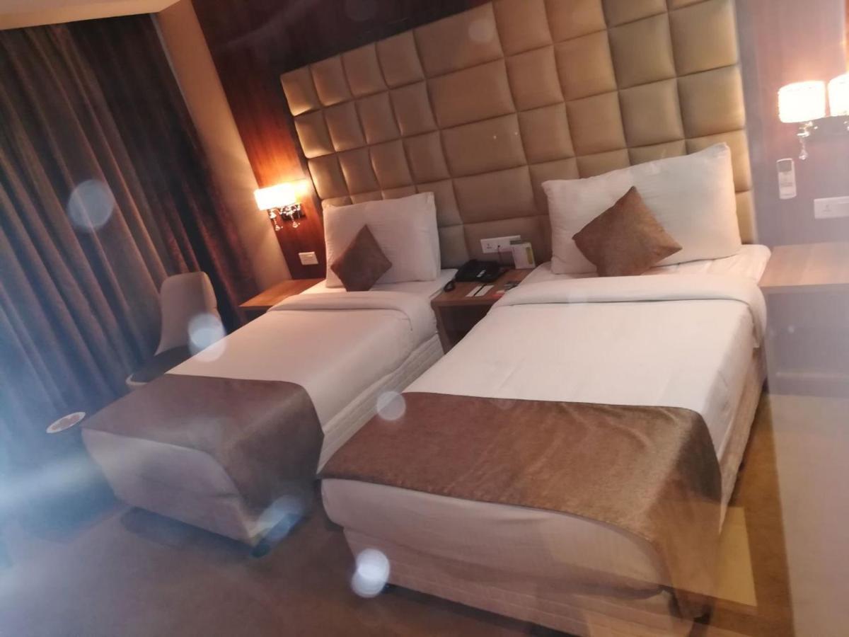 Hide Away Suites โนอิดา ภายนอก รูปภาพ