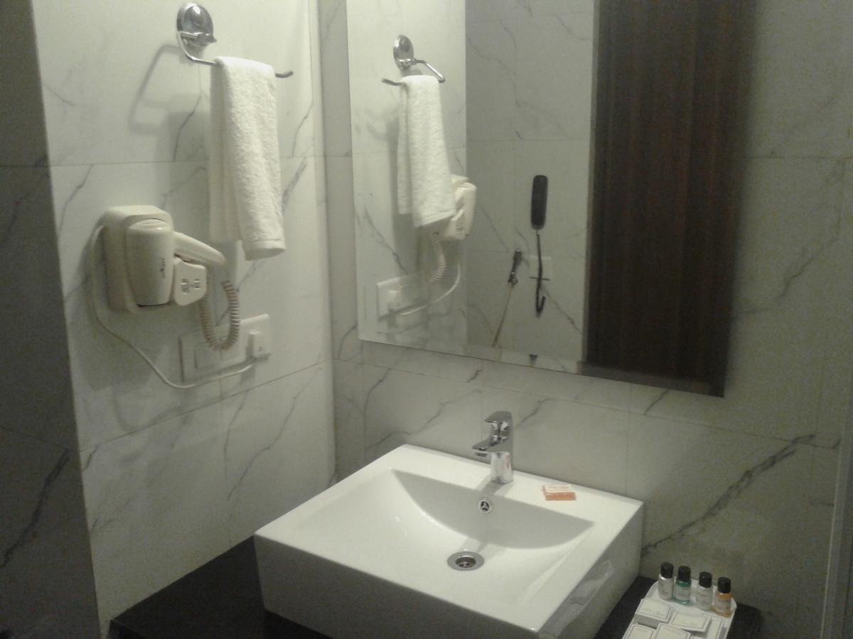 Hide Away Suites โนอิดา ภายนอก รูปภาพ