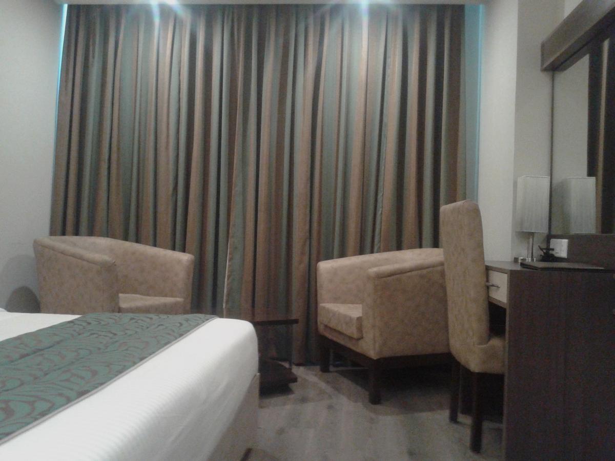 Hide Away Suites โนอิดา ภายนอก รูปภาพ