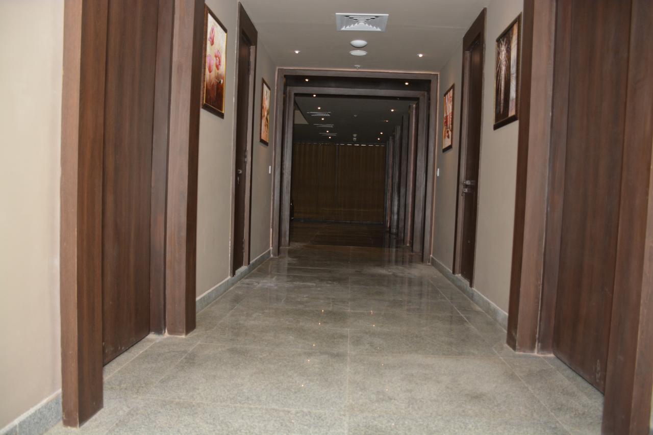 Hide Away Suites โนอิดา ภายนอก รูปภาพ