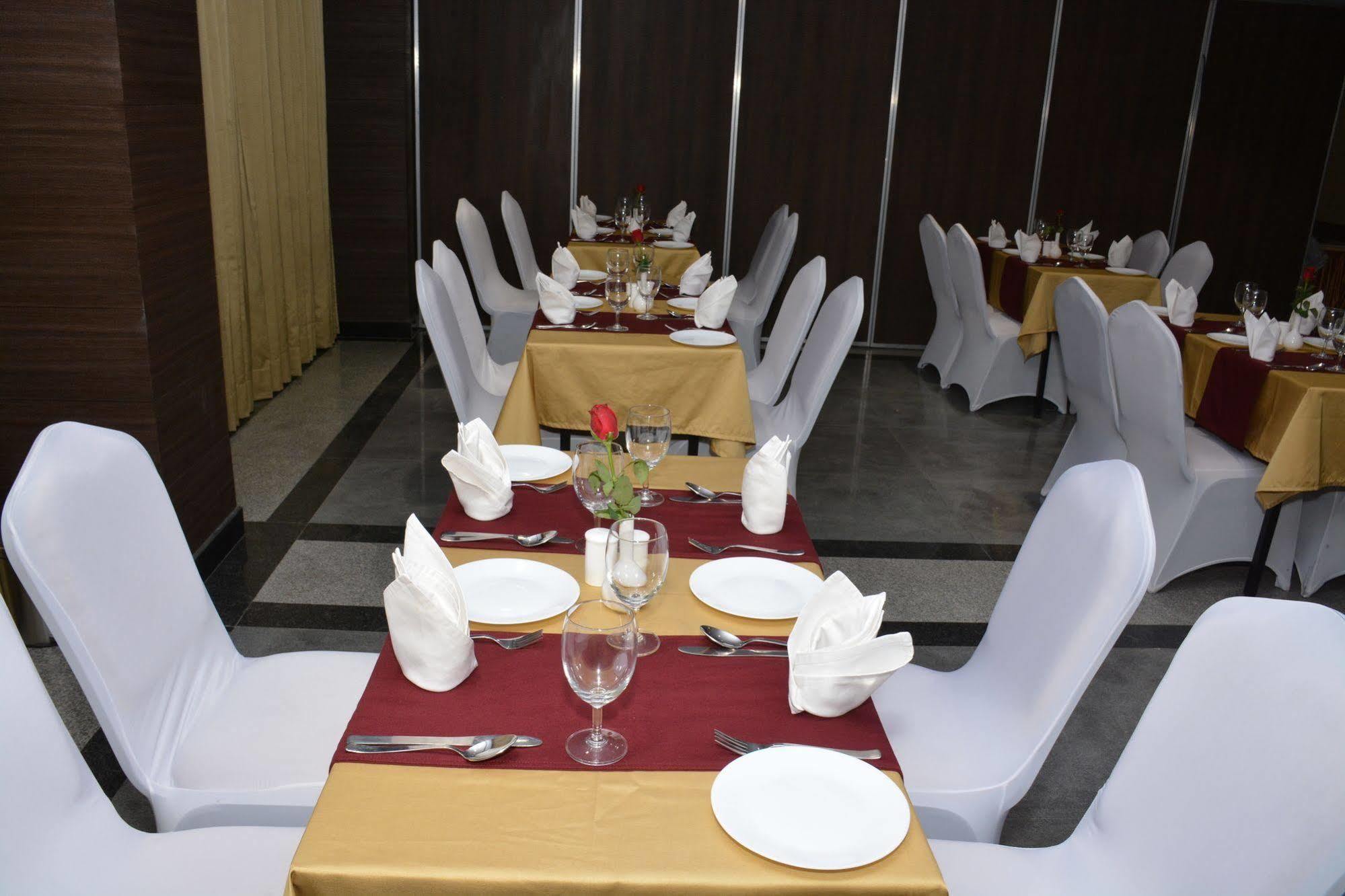 Hide Away Suites โนอิดา ภายนอก รูปภาพ