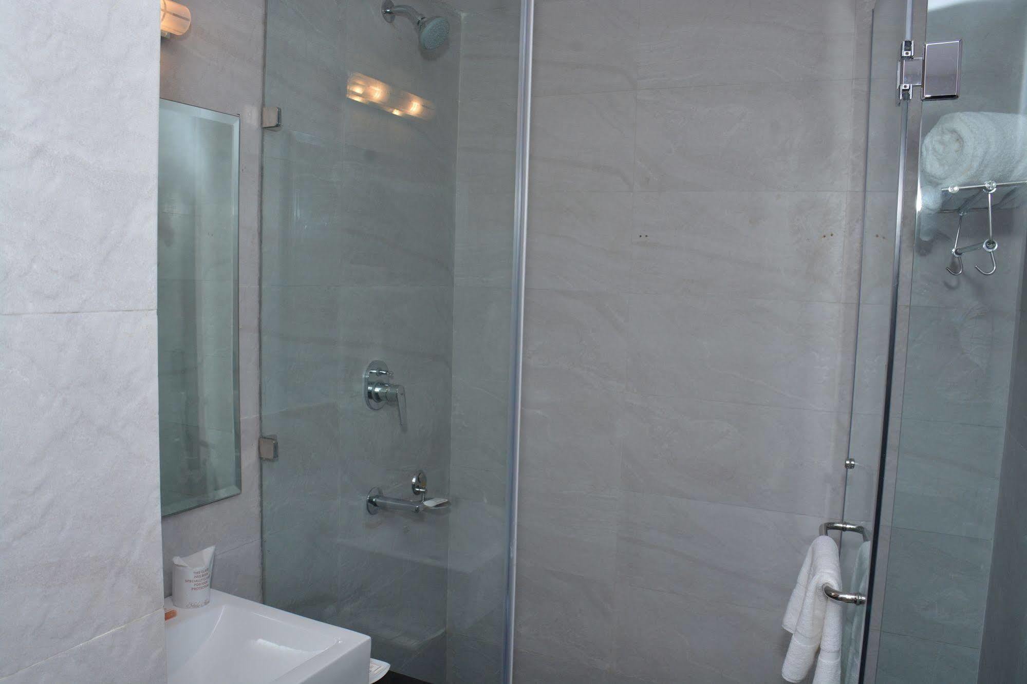 Hide Away Suites โนอิดา ภายนอก รูปภาพ