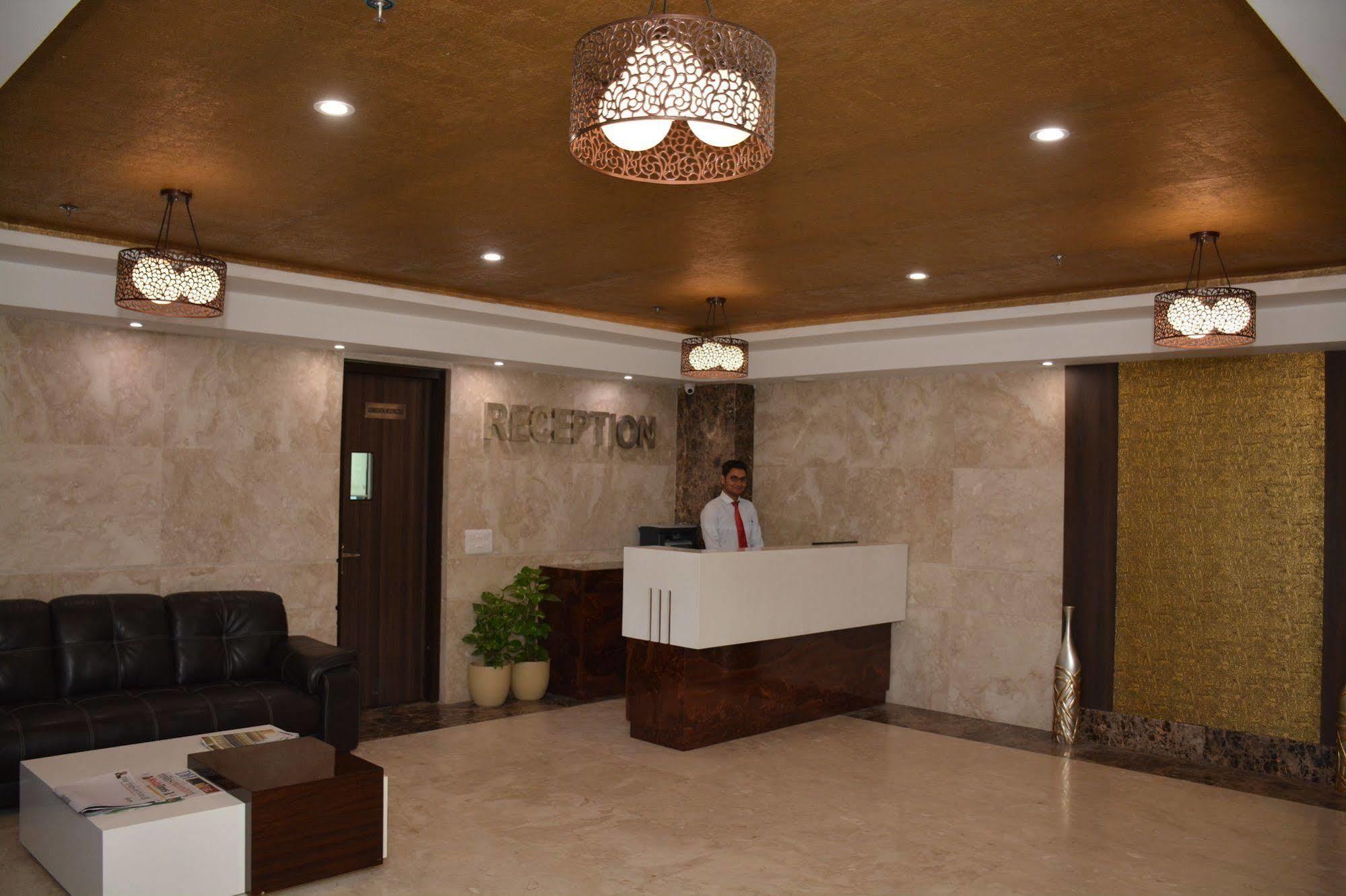 Hide Away Suites โนอิดา ภายนอก รูปภาพ