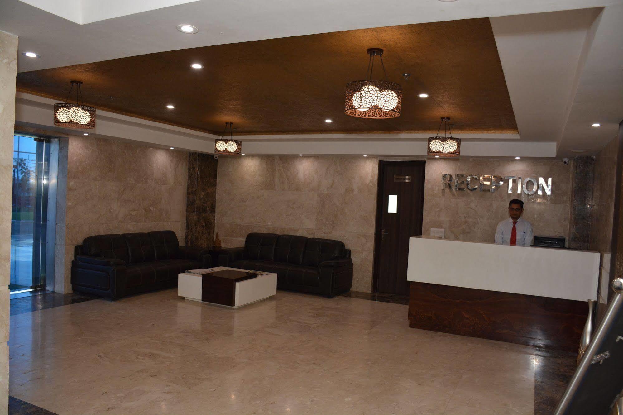Hide Away Suites โนอิดา ภายนอก รูปภาพ