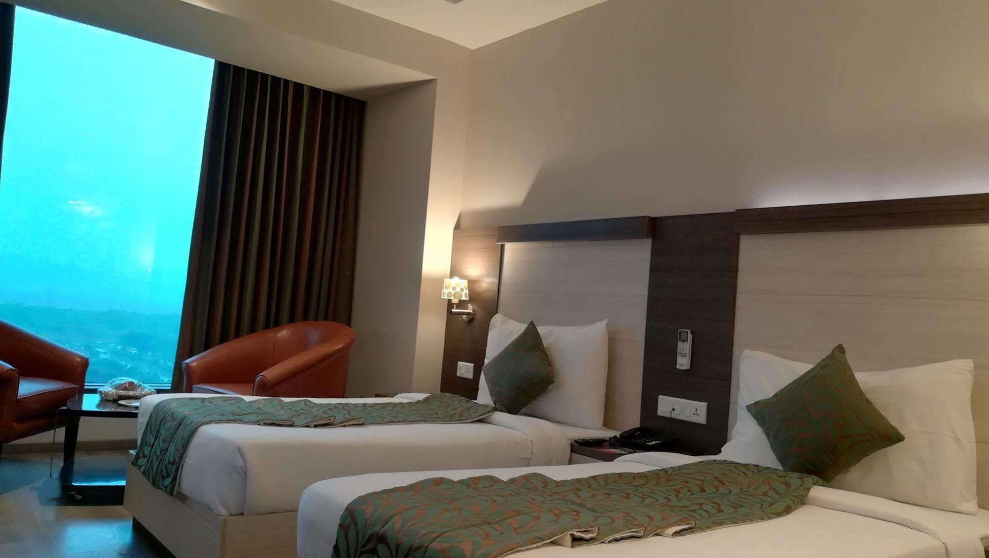 Hide Away Suites โนอิดา ภายนอก รูปภาพ
