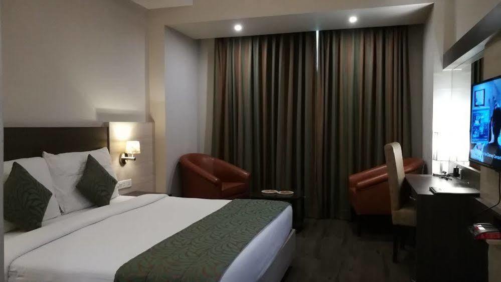 Hide Away Suites โนอิดา ภายนอก รูปภาพ