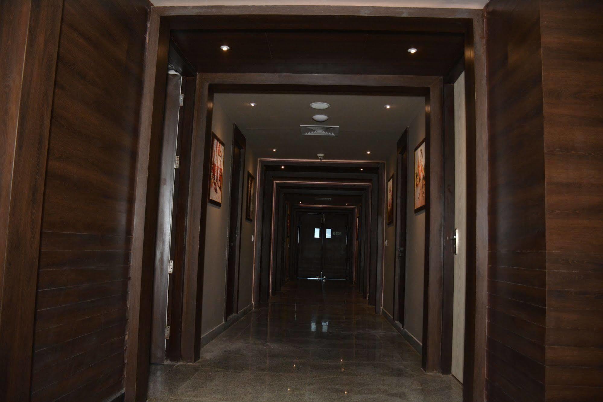 Hide Away Suites โนอิดา ภายนอก รูปภาพ