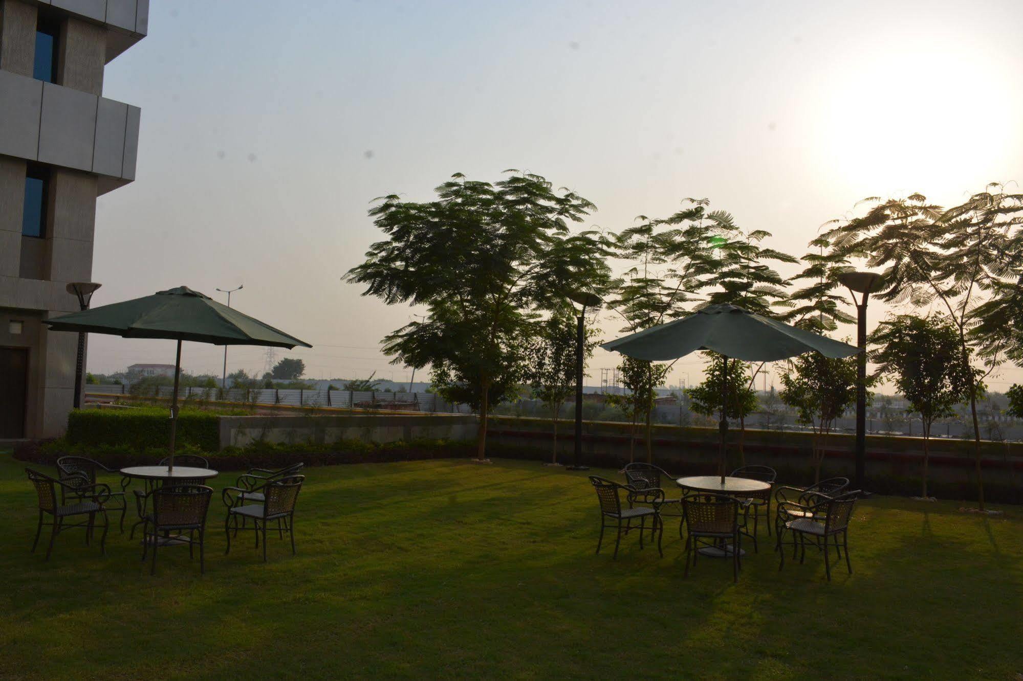 Hide Away Suites โนอิดา ภายนอก รูปภาพ